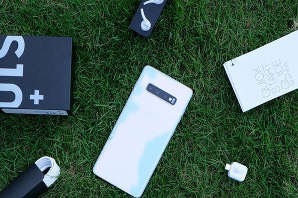 Tra tấn dã man Galaxy S10+ bằng dao và búa: Còn cơ hội nào để sống sót?