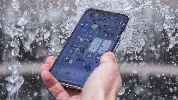 Khả năng chống nước của iphone 12 pro max qua thử nghiệm thực tế