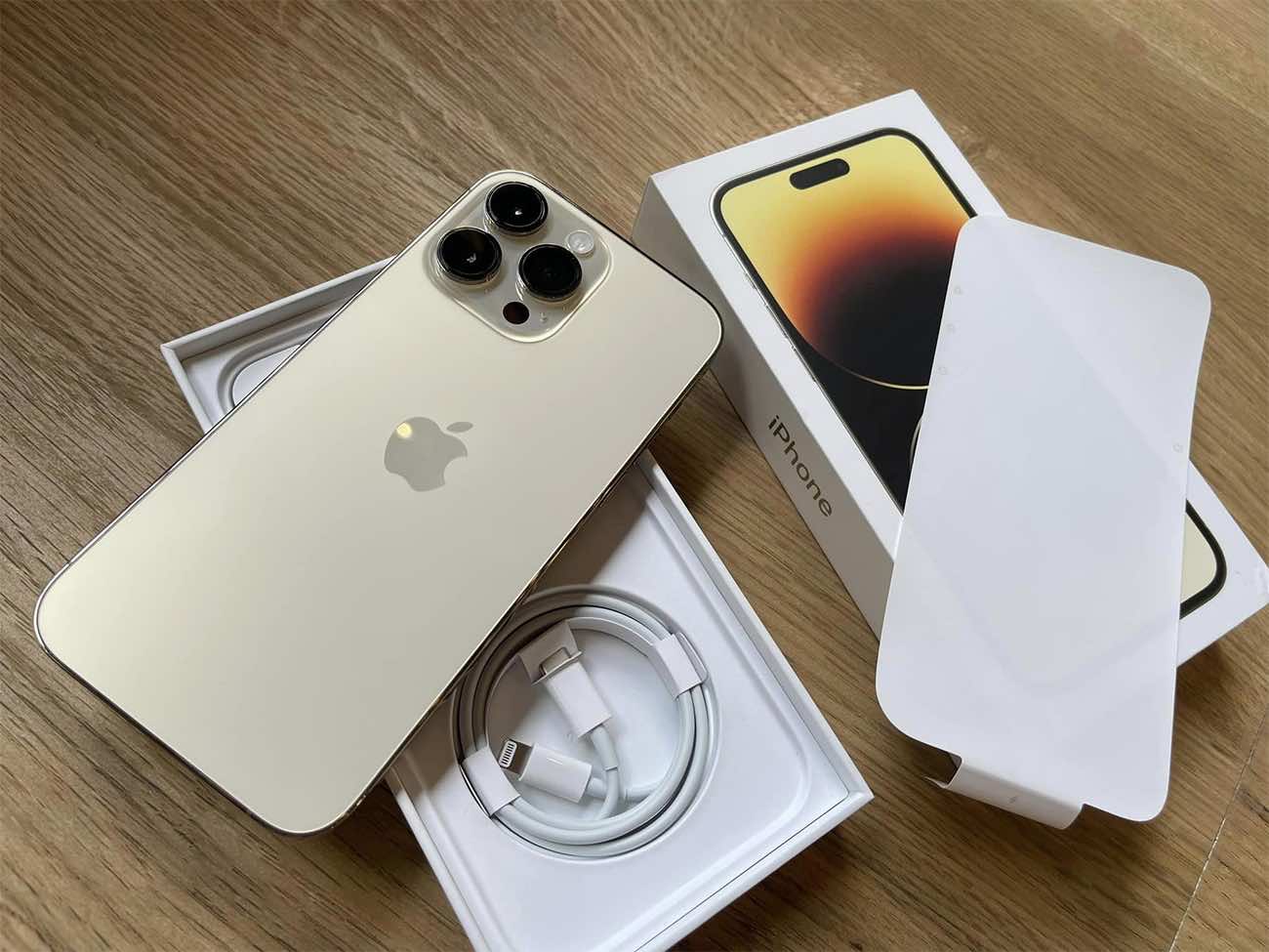 Giá giữa iPhone chính hãng cao hơn xách tay