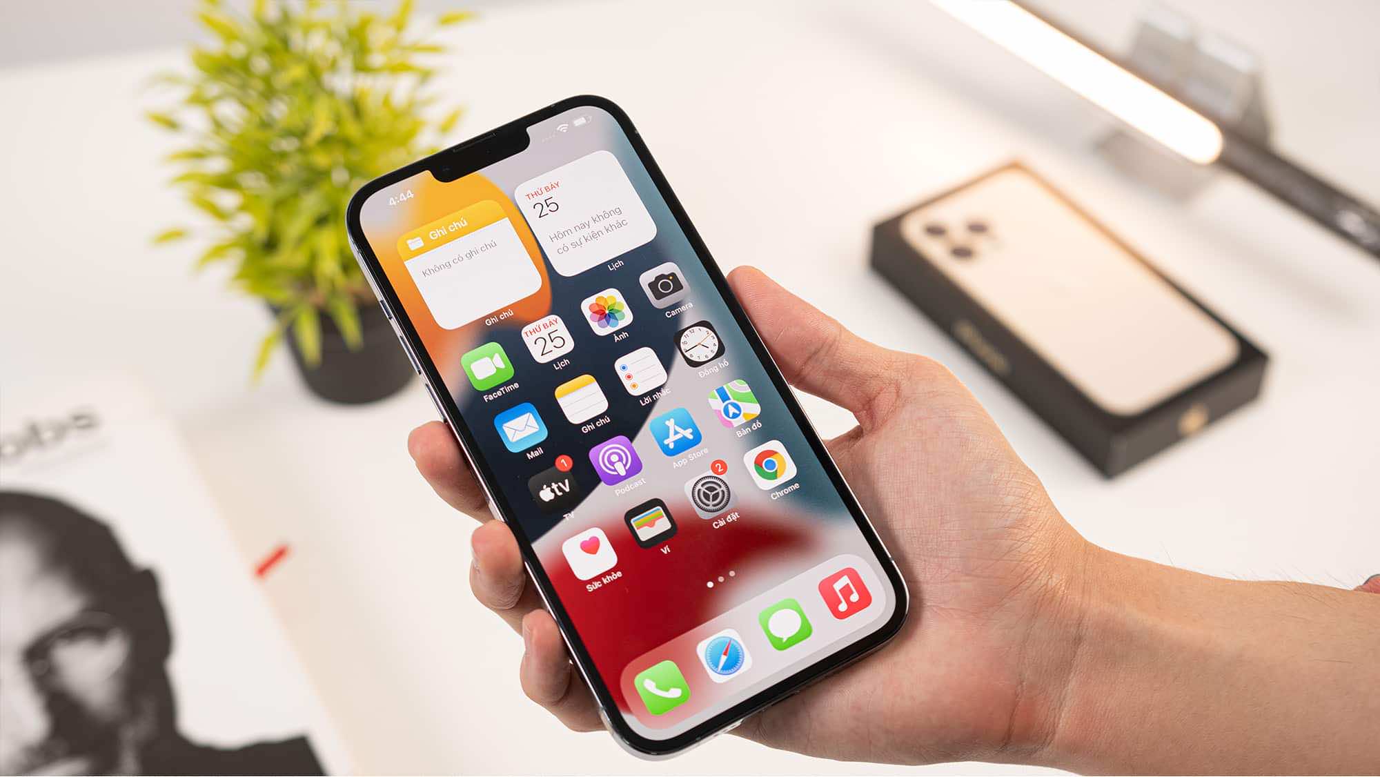 iPhone 13 Pro Max có màn hình công nghệ OLED