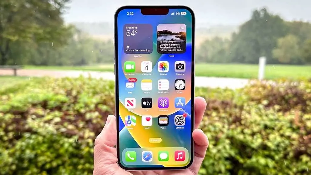 So sánh iPhone 14 Plus và Galaxy S23 Ultra về màn hình