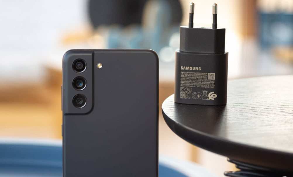 So sánh iPhone 13 Mini và Samsung Galaxy S21FE về pin sạc