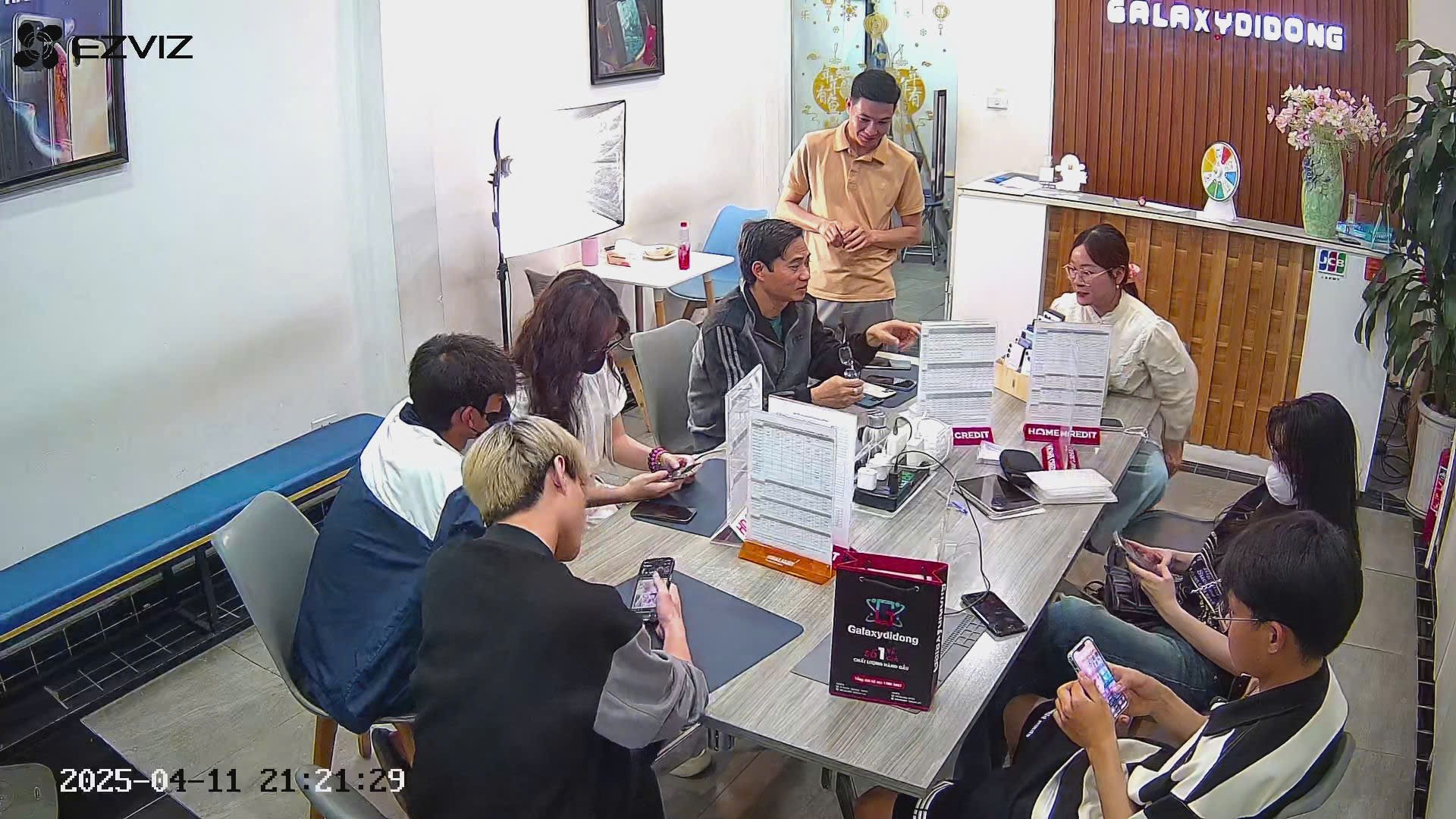 Khách hàng trải nghiệm sản phẩm và sử dụng dịch vụ tại Galaxy Di Động 4