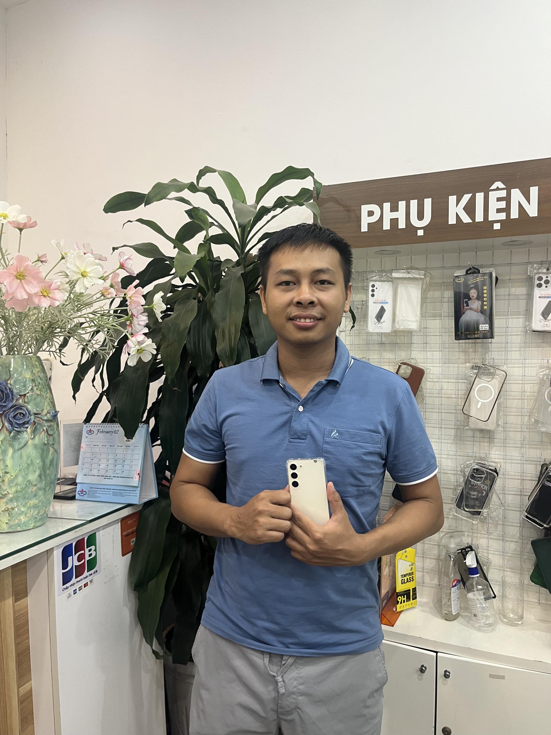 Khách hàng mua sản phẩm Samsung Galaxy S23 tại Galaxy Di Động