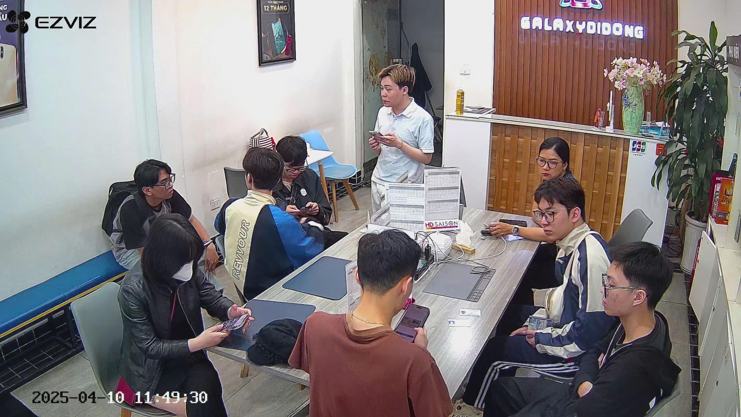 Khách hàng mua sản phẩm và sử dụng dịch vụ tại Galaxy Di Động 2