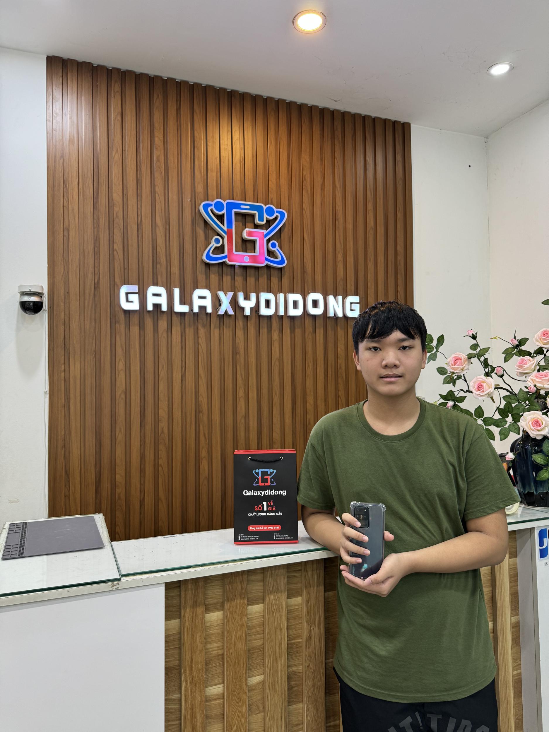 khách mua sản phẩm Galaxy S20 Ultra