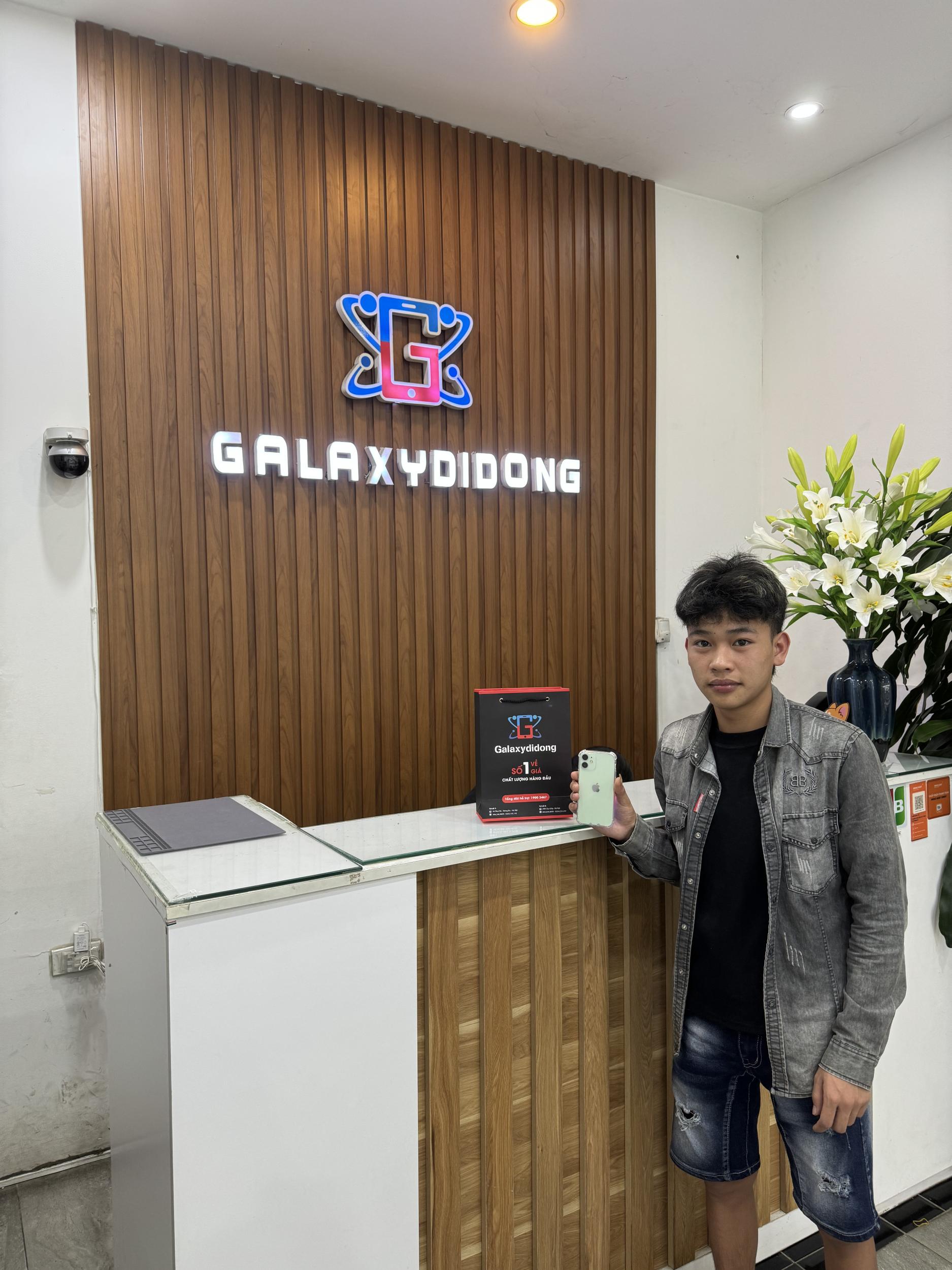 Khách mua sản phẩm iPhone 12 Mini tại Galaxy Di Động