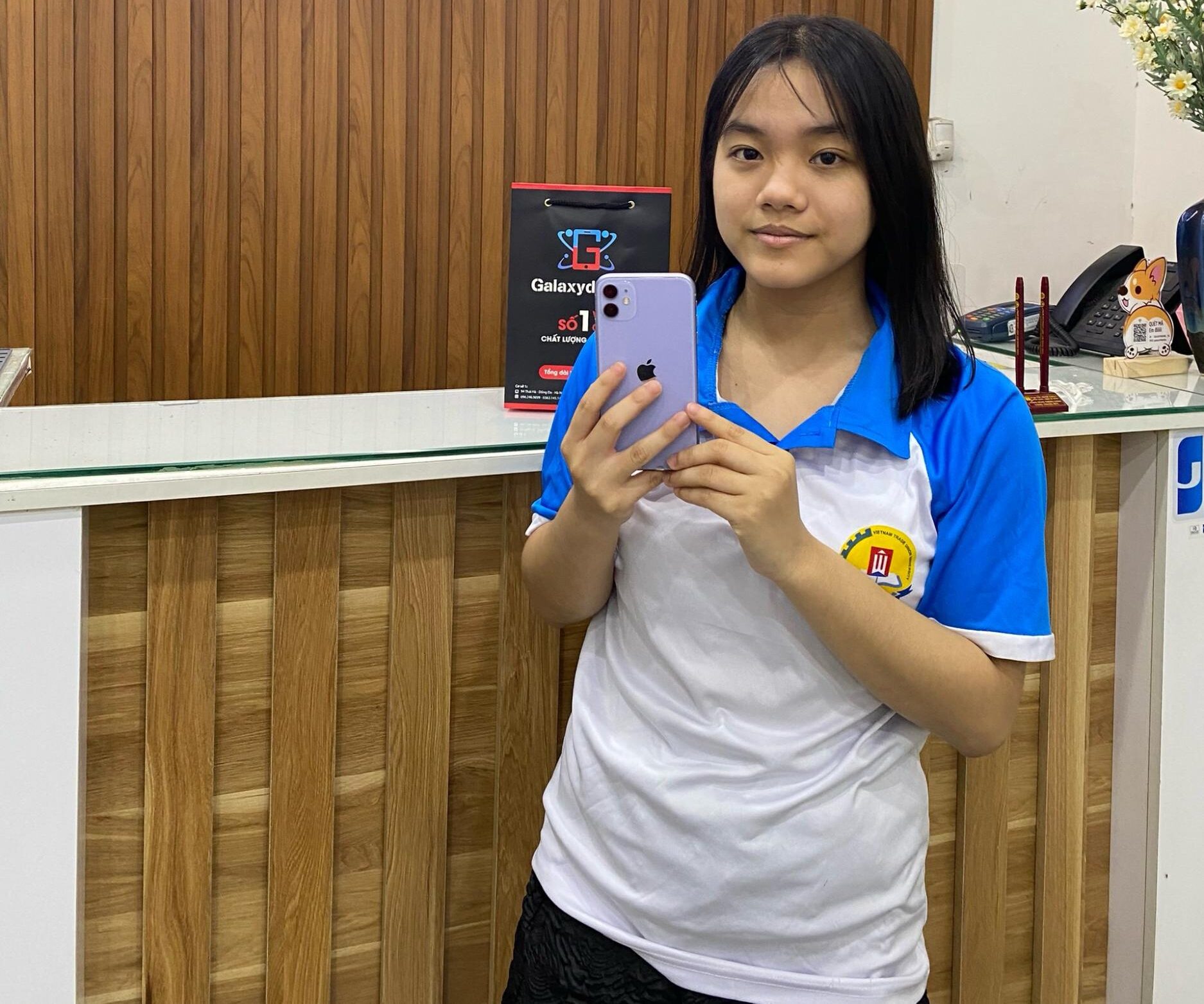 Khách hàng mua sản phẩm iPhone 11 tại Galaxy Di Động