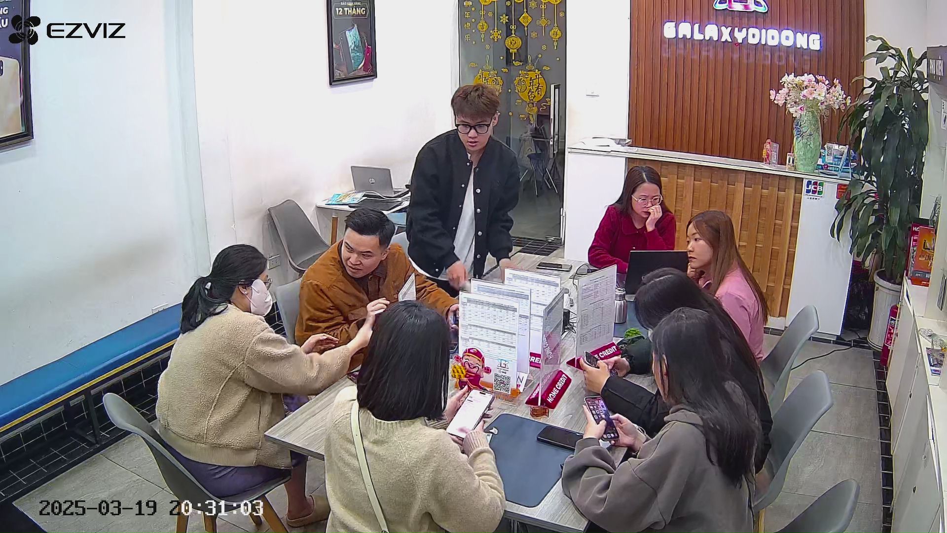 Khách hàng trải nghiệm sản phẩm và sử dụng dịch vụ tại Galaxy Di Động 22