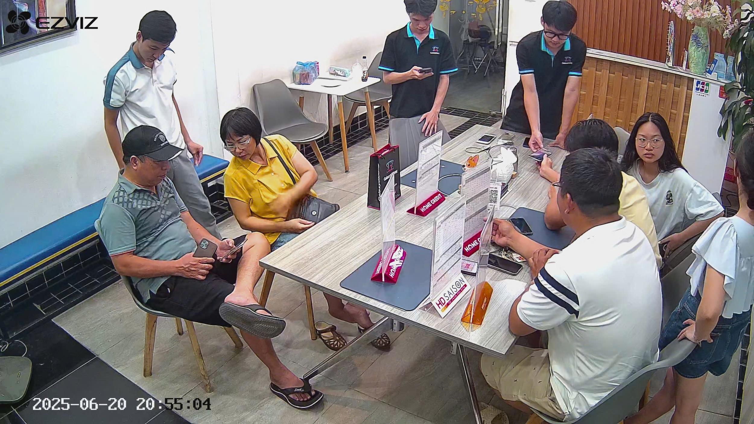 Khách hàng trải nghiệm sản phẩm và sử dụng dịch vụ tại Galaxy Di Động 30