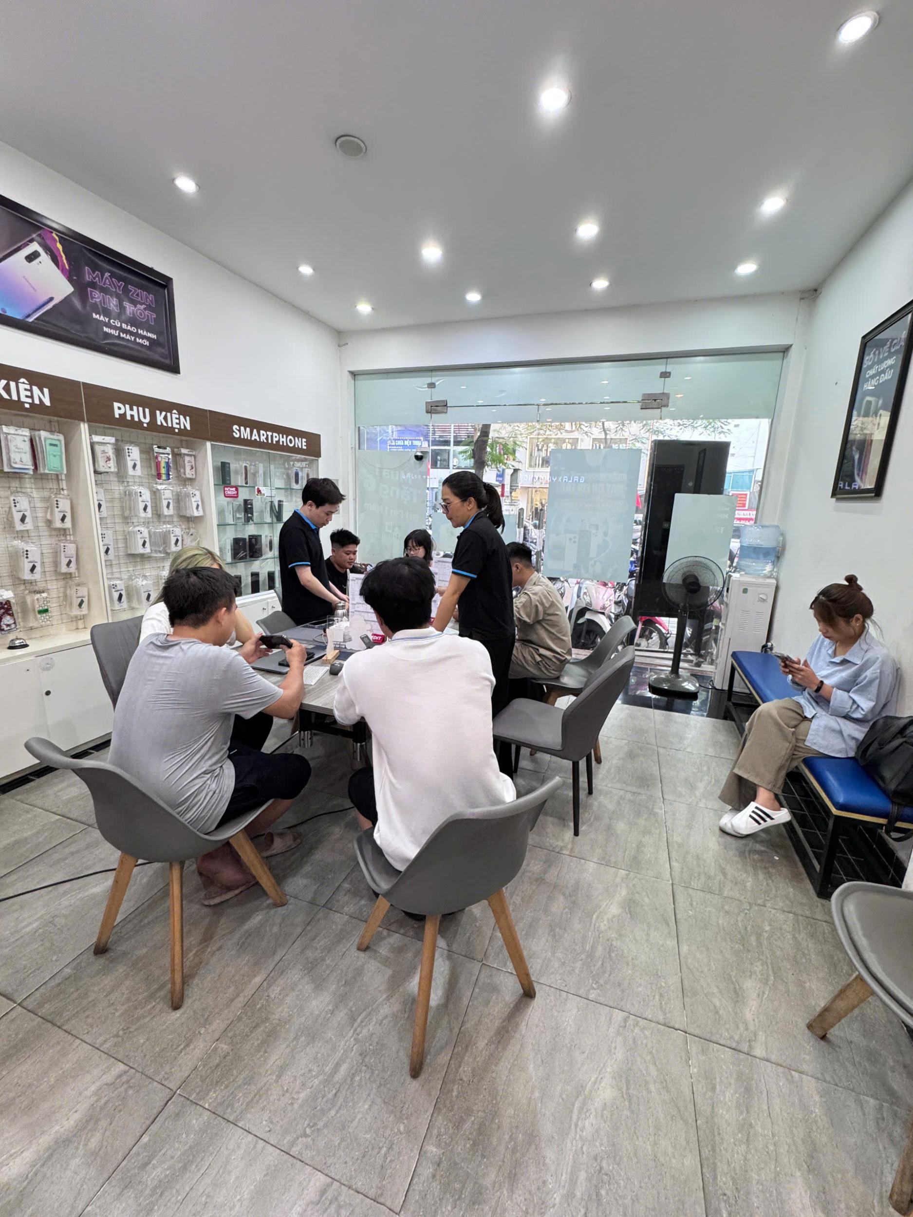 Khách hàng trải nghiệm sản phẩm và sử dụng dịch vụ tại Galaxy Di Động 32