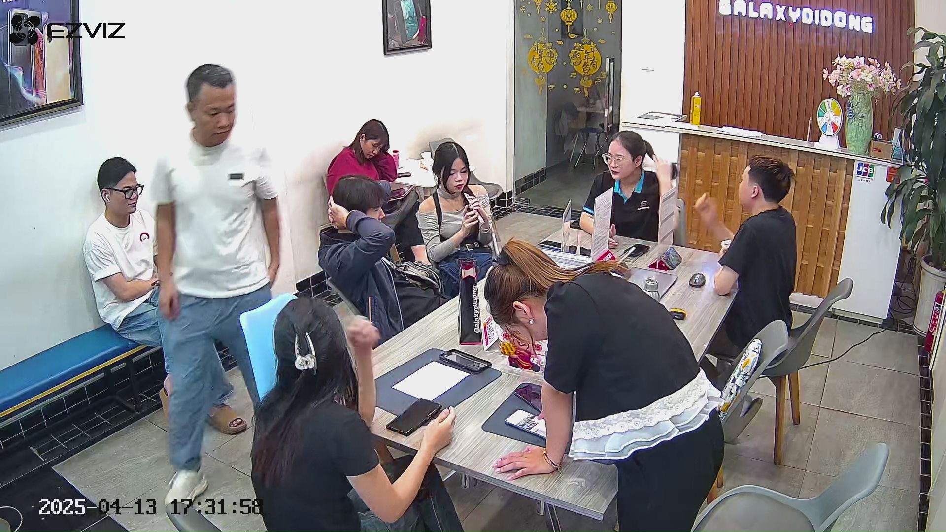 Khách hàng trải nghiệm sản phẩm và sử dụng dịch vụ tại Galaxy Di Động 34