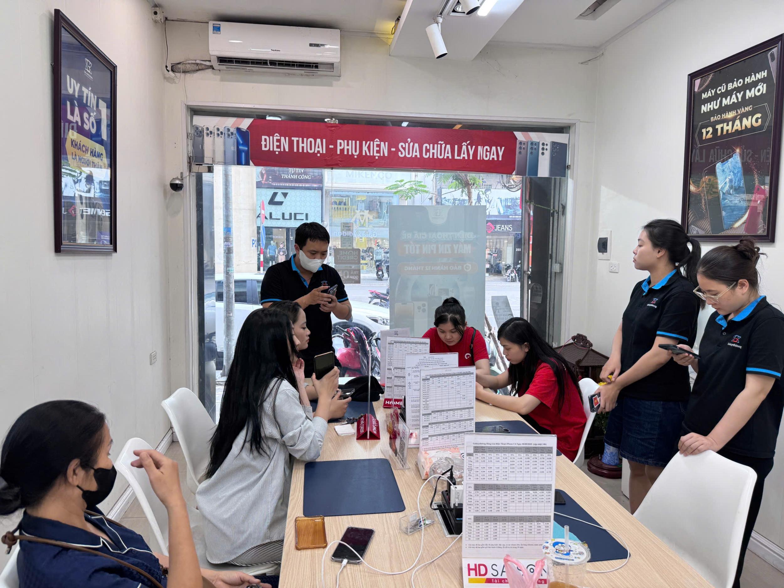 Khách hàng trải nghiệm sản phẩm và sử dụng dịch vụ tại Galaxy Di Động 38