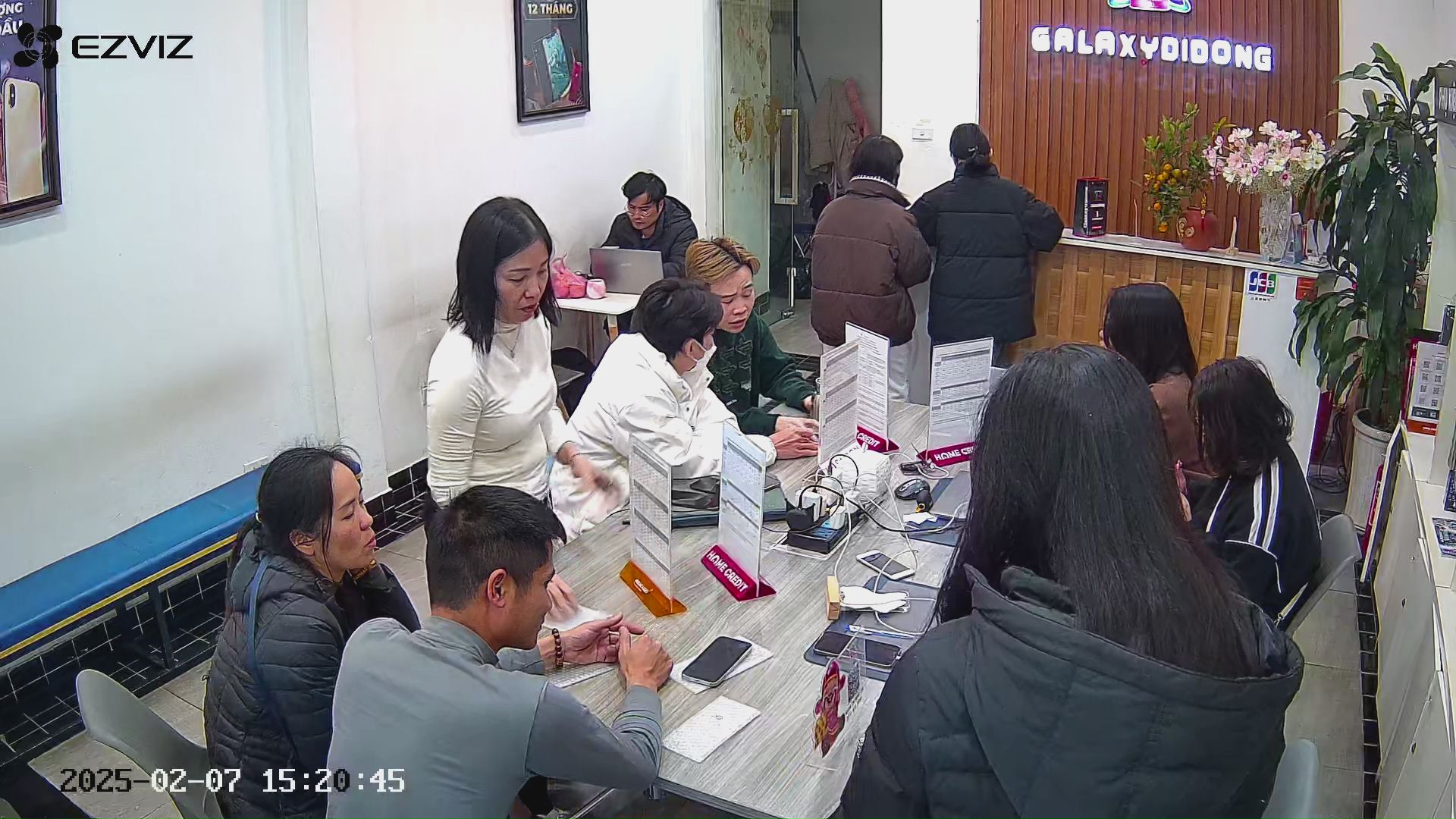 Khách hàng trải nghiệm sản phẩm và sử dụng dịch vụ tại Galaxy Di Động 41