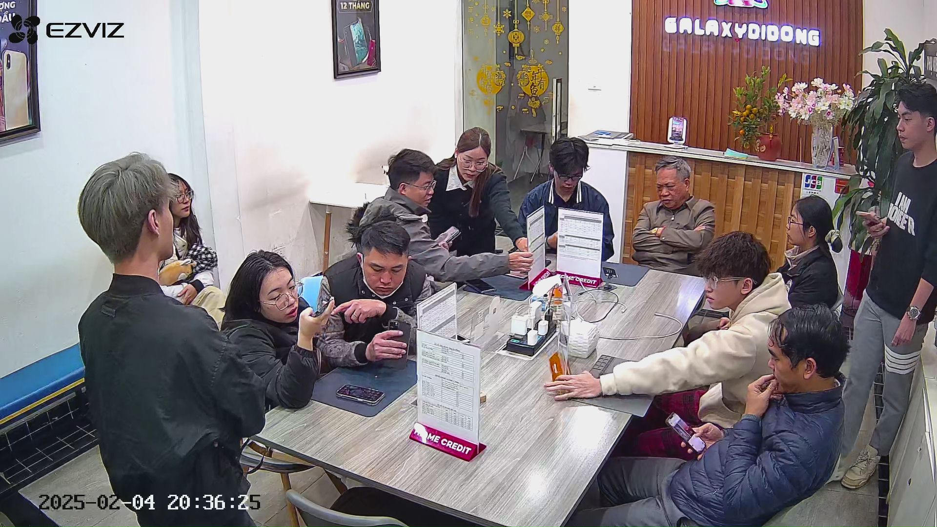 Khách hàng trải nghiệm sản phẩm và sử dụng dịch vụ tại Galaxy Di Động 43