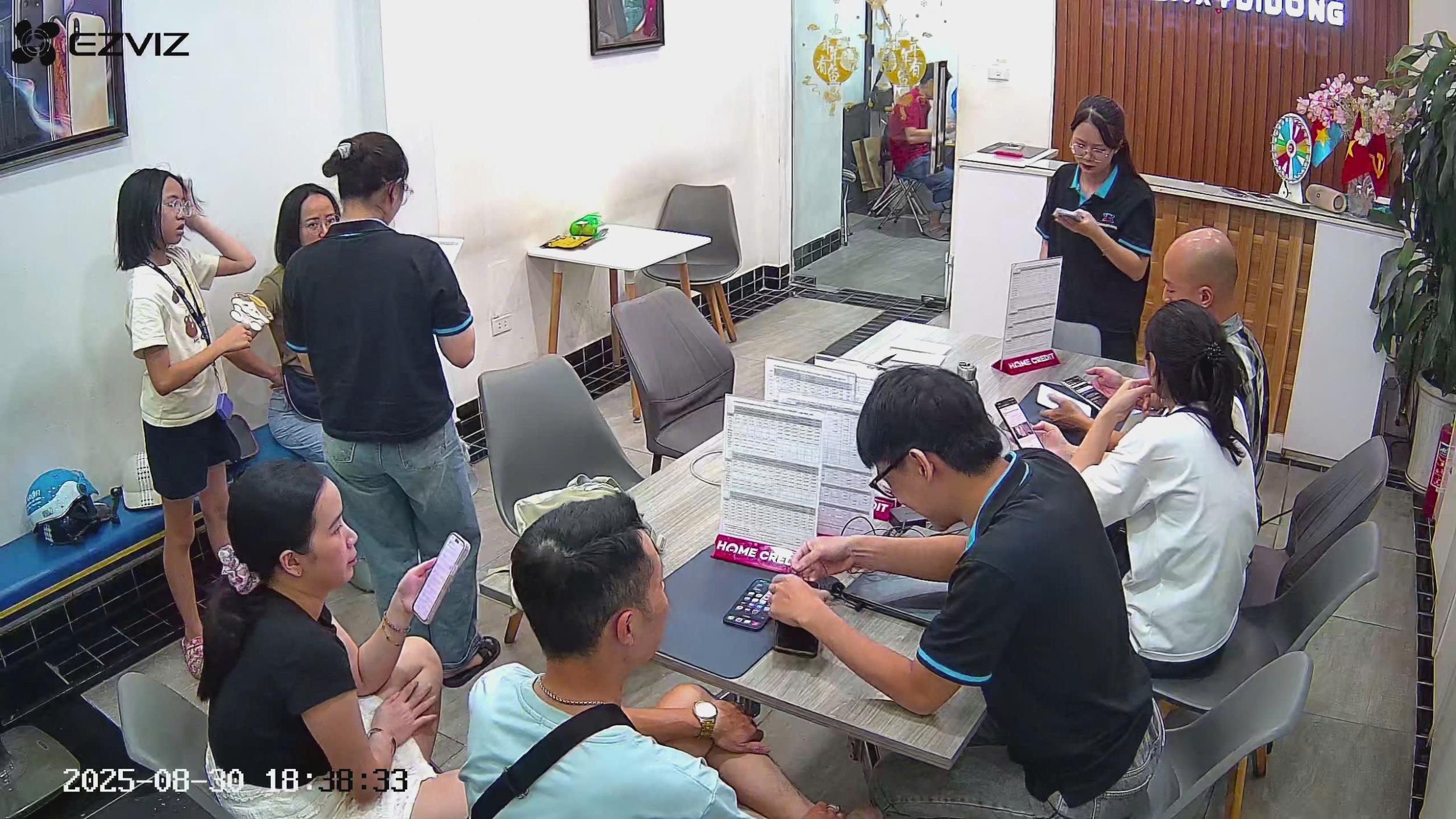 Khách hàng trải nghiệm sản phẩm và sử dụng dịch vụ tại Galaxy Di Động 44