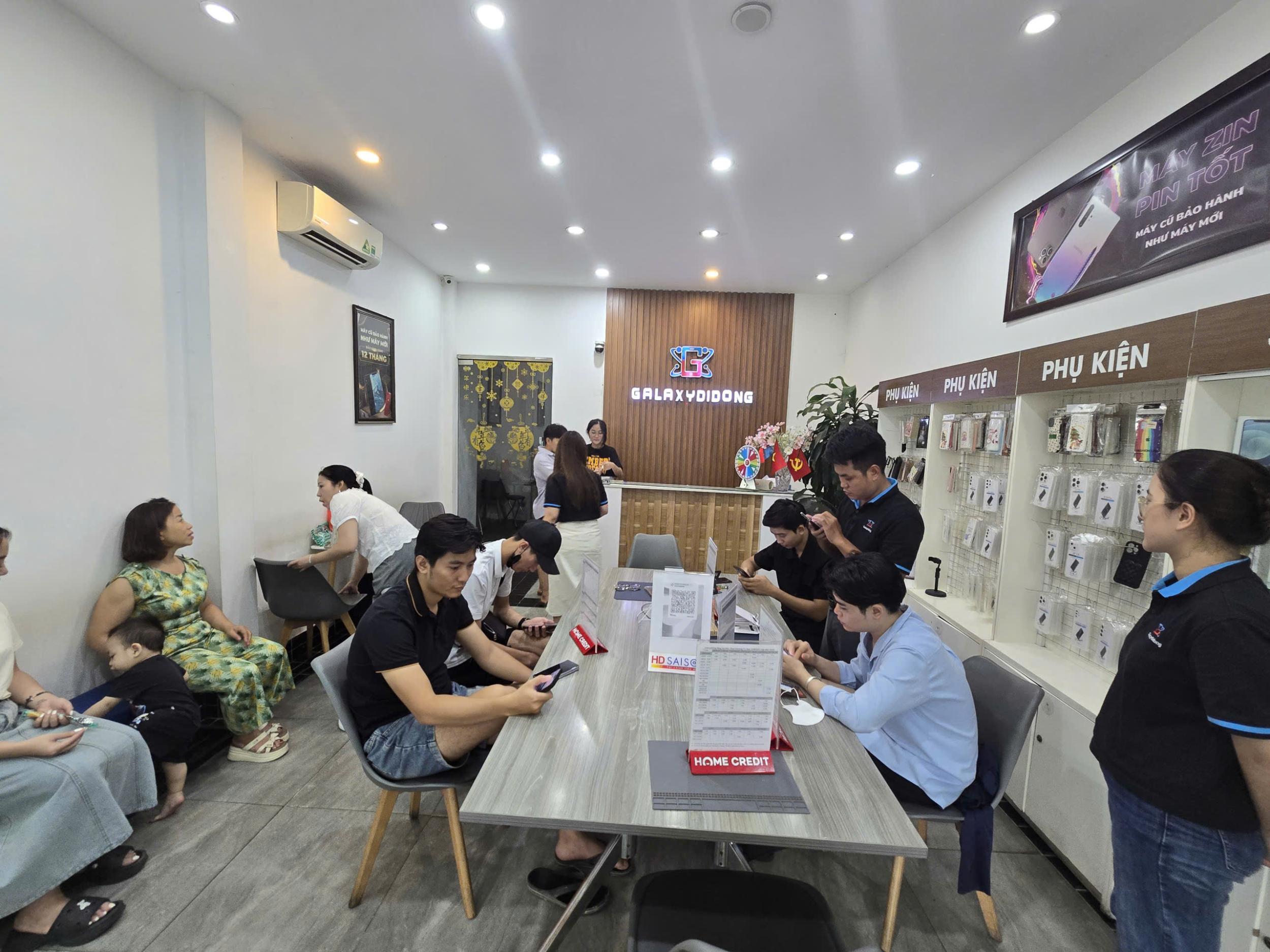 Khách hàng trải nghiệm sản phẩm và sử dụng dịch vụ tại Galaxy Di Động 50