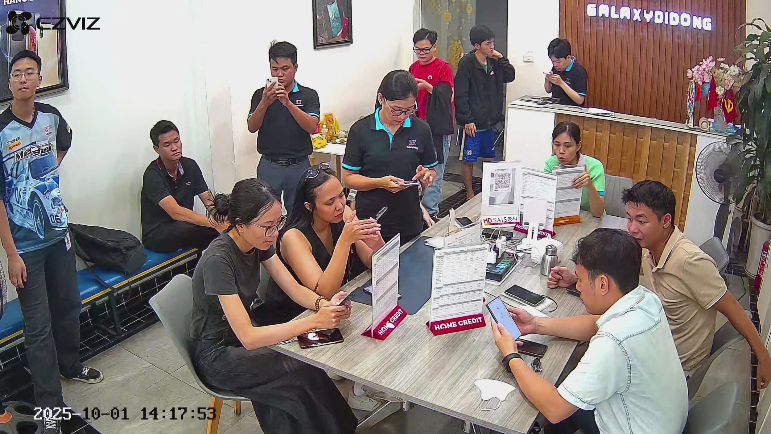 Khách hàng trải nghiệm sản phẩm và sử dụng dịch vụ tại Galaxy Di Động 51