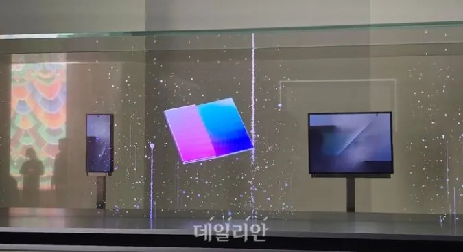 Galaxy Z Tri Fold 4 675w 367h.jpg