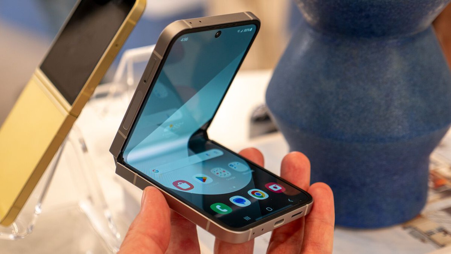 Có nên mua Samsung Galaxy Z Flip7 FE 2